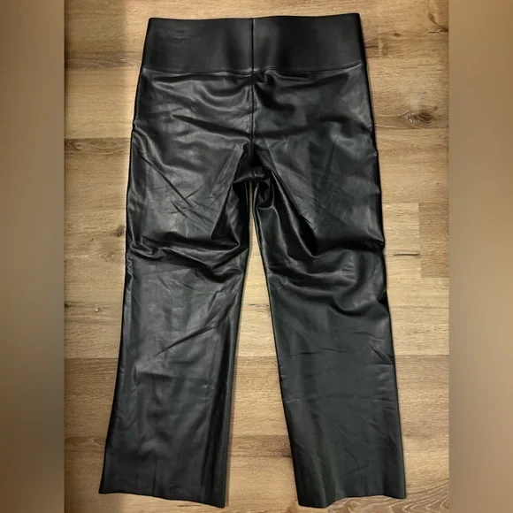 Hue Flatting Fit Tummy Control Faux Leather Shiny Cropped Flares NWT in Black - Picture 9 of 10
